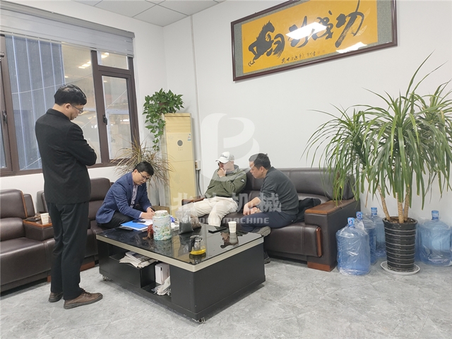 客戶探訪北斗機械的餐廚垃圾炭化設備生產(chǎn)基地