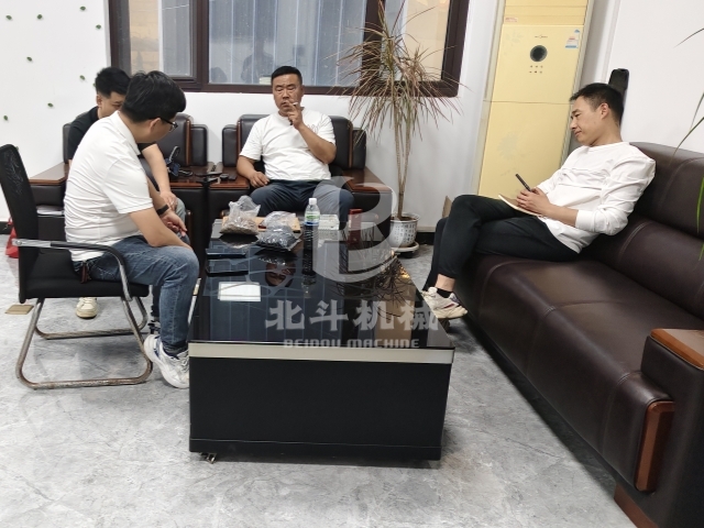 以實力會客,誠邀客戶考察炭化設(shè)備生產(chǎn)線