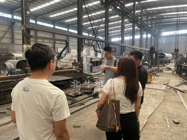 歡迎客戶專程來考察連續(xù)式炭化設備