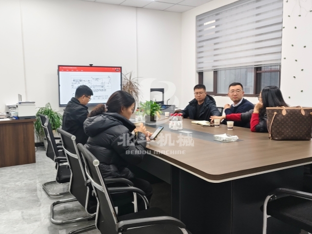 辦公室洽談實錄,以專業(yè)服務鏈接炭化設備客戶